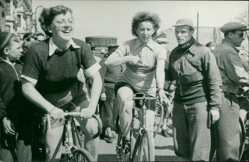 1948 WOMEN PLOTTKE FREUINUEREND BERLIN RAD GDR - Vintage Photograph