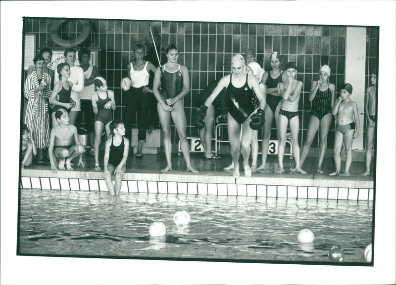 1988 BALLE COOKER SAAMMEL BERLIN MEETING POINT OLYMPIA SCHWIMMHALLE NEKE - Vintage Photograph