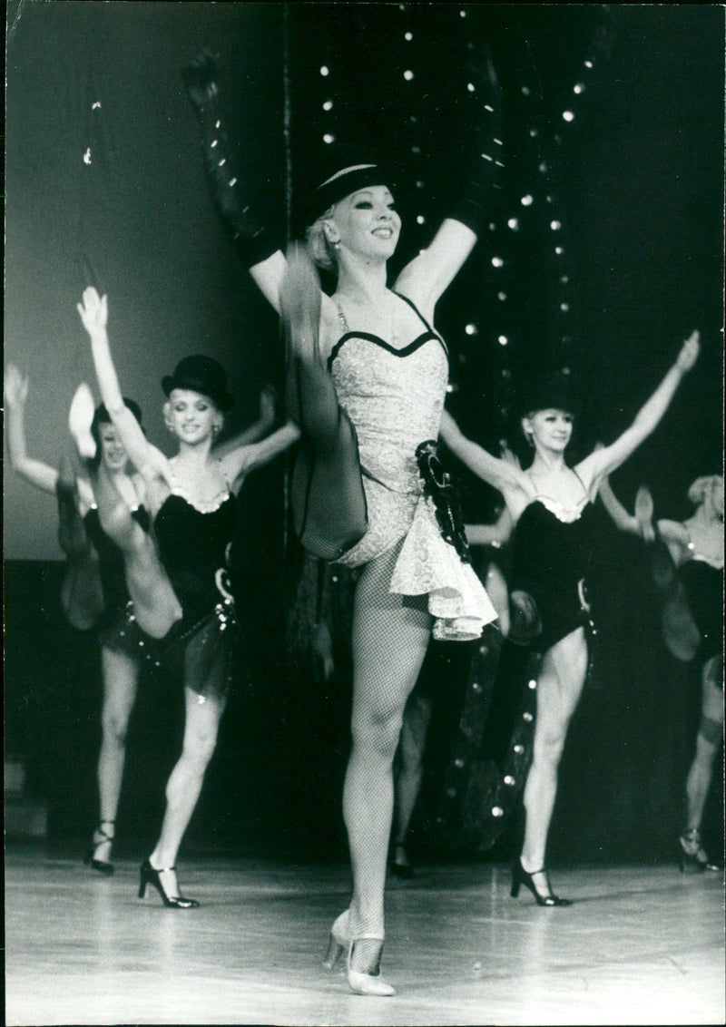 BERLIN OLYMPIA REVIEW LENINGRAD RESCUE CARIGACHE MUSIC HALL DLYA MARK - Vintage Photograph