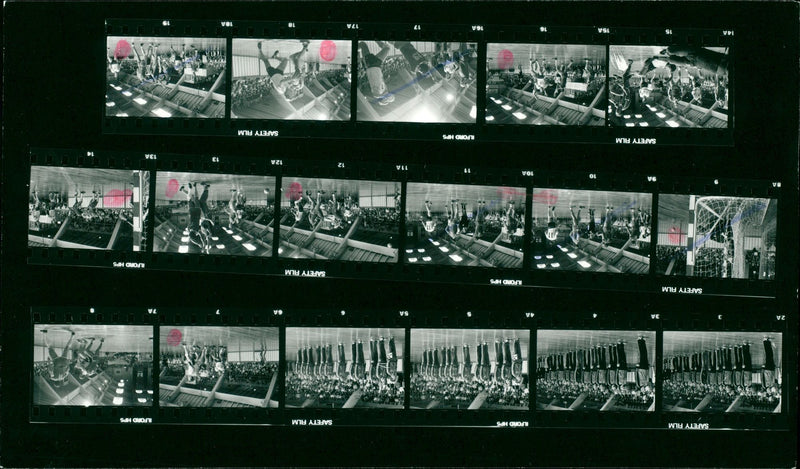 VEUNDSCHAFT GDR NICHAEL ROST PETER MAGDEDAG SMOKE CLONICI INT THOM FILM - Vintage Photograph