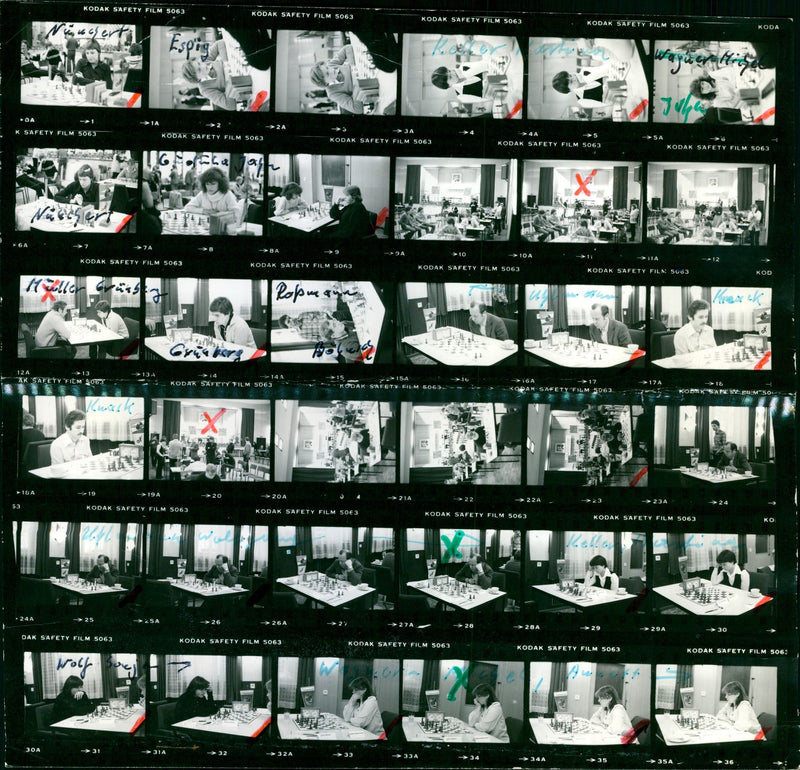 1981 KODAK SAFETY FILM POINT BULLISHLY FINSTERWONLOLE CHESS - Vintage Photograph