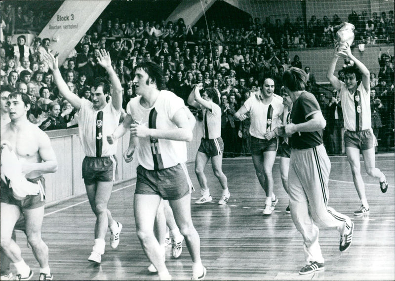 1975 SLASK WROCLAW MAGDEBURG FINALE LEAGLEBES SEAT GROCLAWS ELSURNUDE - Vintage Photograph