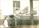 HIGH JUMPS MUSIC CHEPRUNG MIT LUSIK ISTUNELT ARE HEYU ESTAOLT REIS ATS - Vintage Photograph