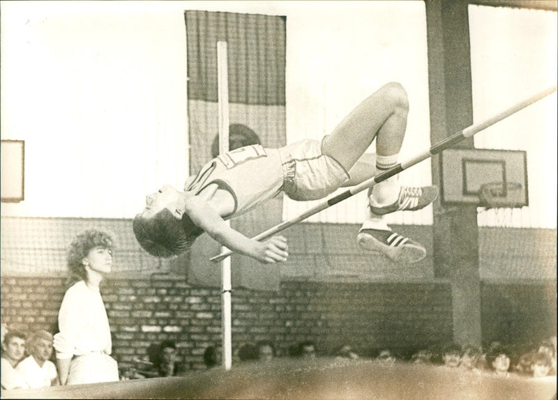 HIGH JUMPS MUSIC CHEPRUNG MIT LUSIK ISTUNELT ARE HEYU ESTAOLT REIS ATS - Vintage Photograph