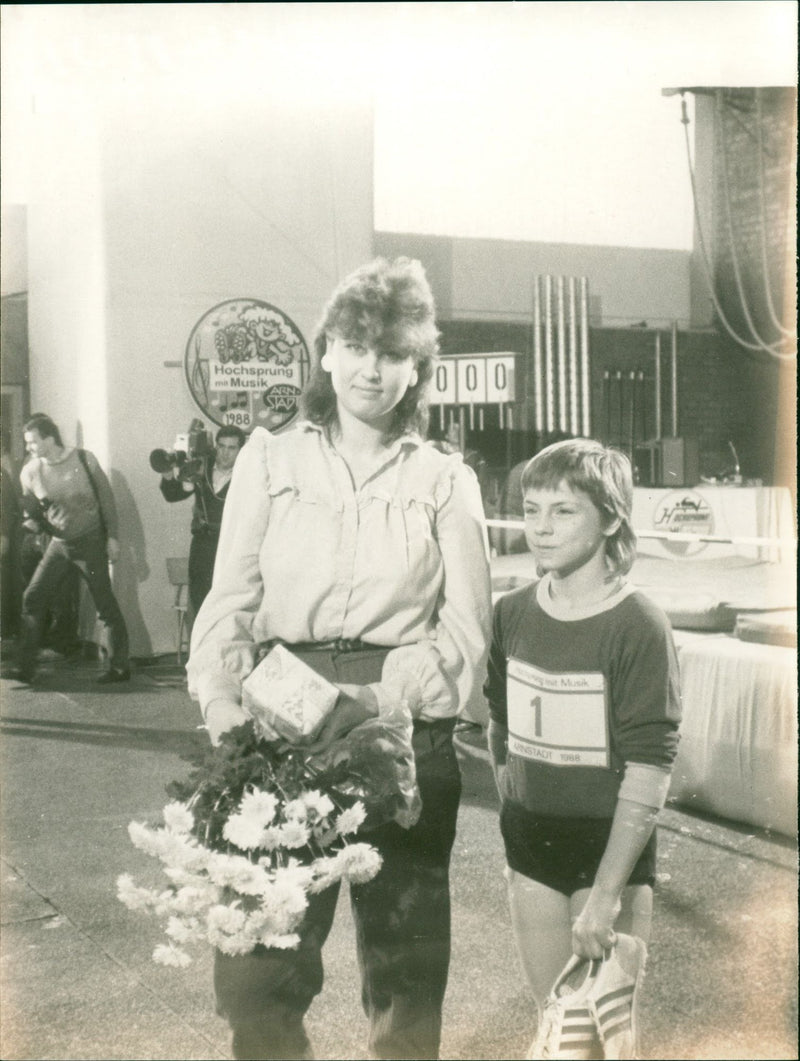 1988 JUMPS HIGH JUMP MUSIC JUMPING WANITA HRUSTAULT VERABSCHIEV - Vintage Photograph