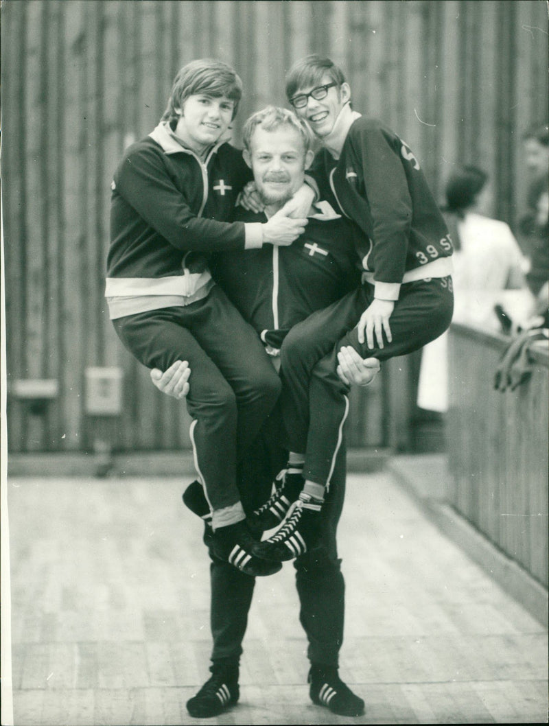 WEIGHT CLASSES BERUN TURNING ANIMALS BERLIN LINGEN SANT GESTRICKTAFEAU TATU - Vintage Photograph