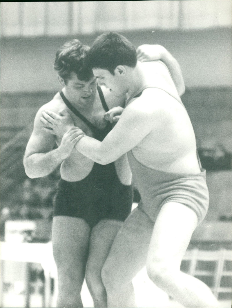 1977 CLASSES BERUN TURNING ANIMALS INTERNAL WEIGHT CLASS TOURNAMENT LABION - Vintage Photograph