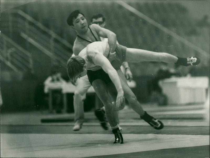 1970 WEIGHT CLASSES BERUN TURNING ANIMALS OFFICIAL CUBERBEHIND PUBLISHIN - Vintage Photograph