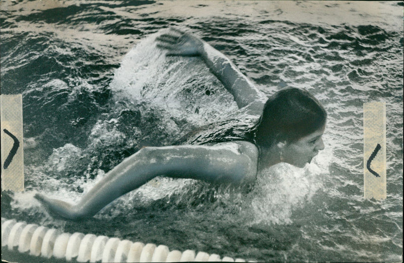 SCHWIMMEN CAREN METSCHUCK ROSTOCK BER BEREDAR LLE HOY DER REBORD - Vintage Photograph