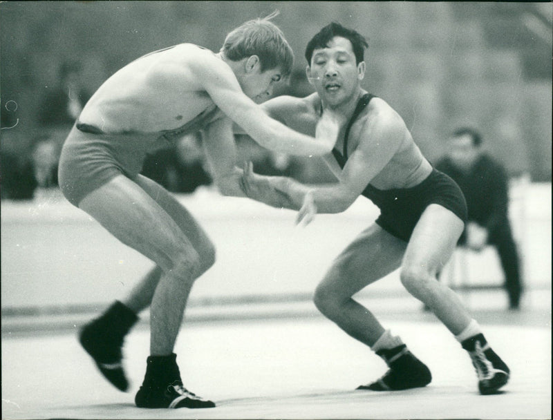 WEIGHT CLASSES BERUN TURNING ANIMALS WEIGHING POUNDS HEAVIE - Vintage Photograph