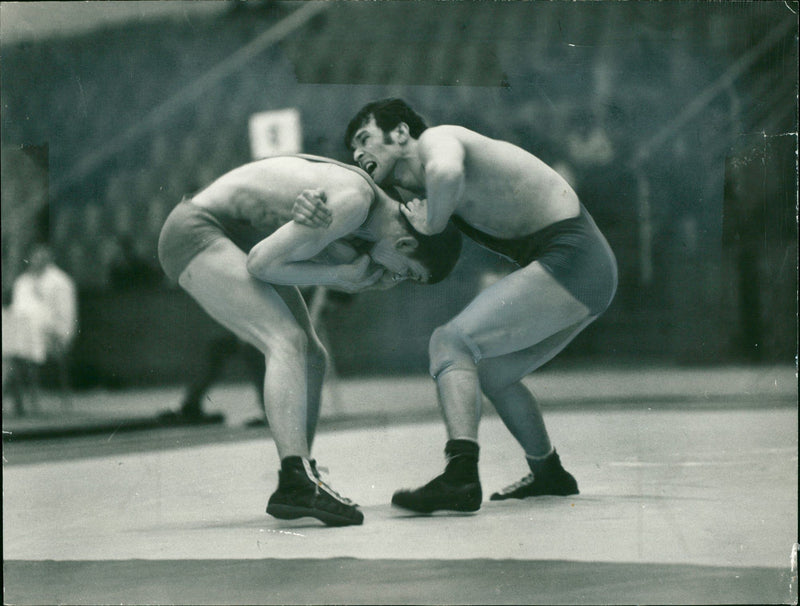 1970 WEIGHT CLASSES BERUN TURNING ANIMALS GERMAN UNDERS HAVE WON GERMA - Vintage Photograph