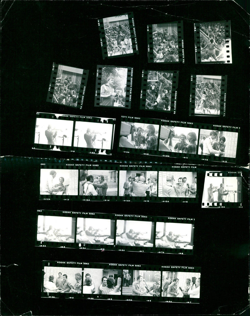 BASKETBALL WOMEN YUGOSLAVIA CALF EXAMM OLANTIOW THEERLE PISTOL FROMM FILM - Vintage Photograph