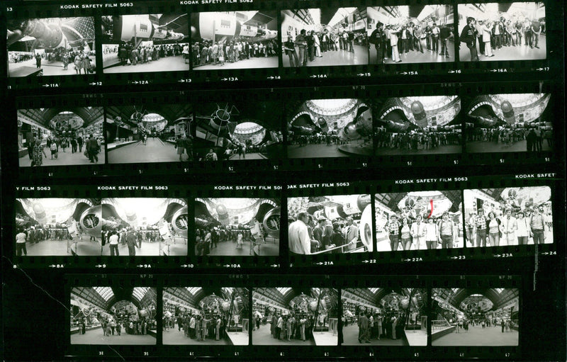 KOSMOSPAVILLION ALLUVIONSAUSSTELLUNG BILD DDR JUGEND TOURISTER AUS LUCK FILM - Vintage Photograph