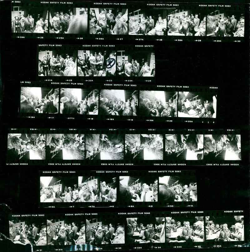 DRUM SCHIEEN VOLLM EFEFEFEFEBEFEFELEFEFESE FILM - Vintage Photograph