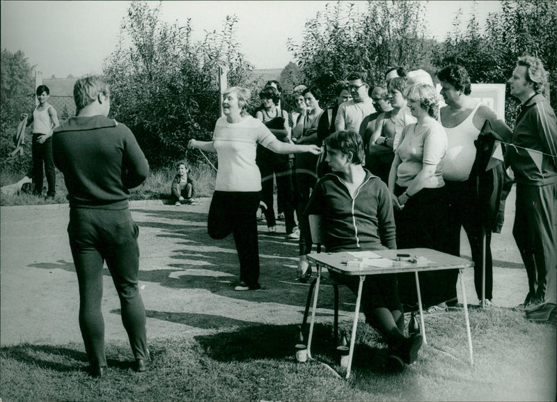 1935 ERKLASTIGEN KARIN BLAUF BIN SEILSPRINGEN GERMAN FILM - Vintage Photograph