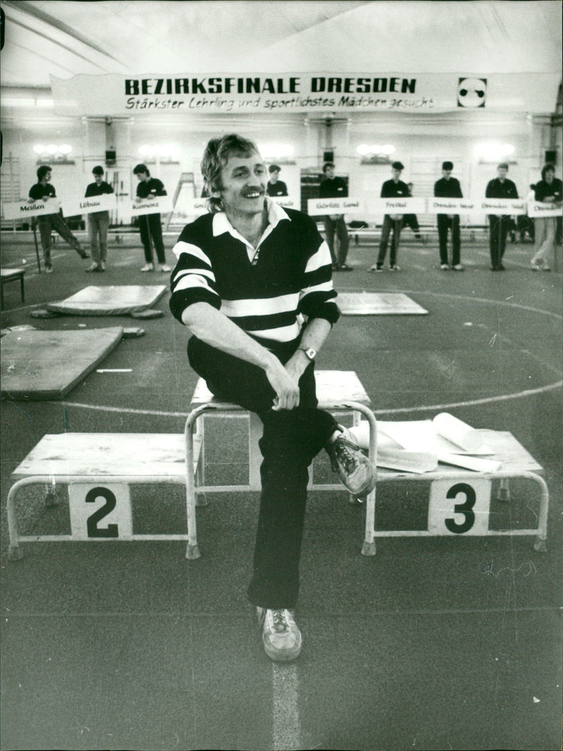 1989 APPRENTICESHIP STRONGEST APPRENTICE AND MOST ATHLETIC GIRL NUDE LOW MELZER - Vintage Photograph