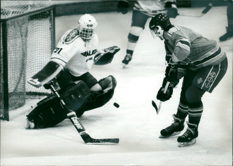 1990 HOCKEY GENERAL DYNEMO BERLIN AND DYNAMO WEIWASSER RELEASED LAUSITZER UNE - Vintage Photograph