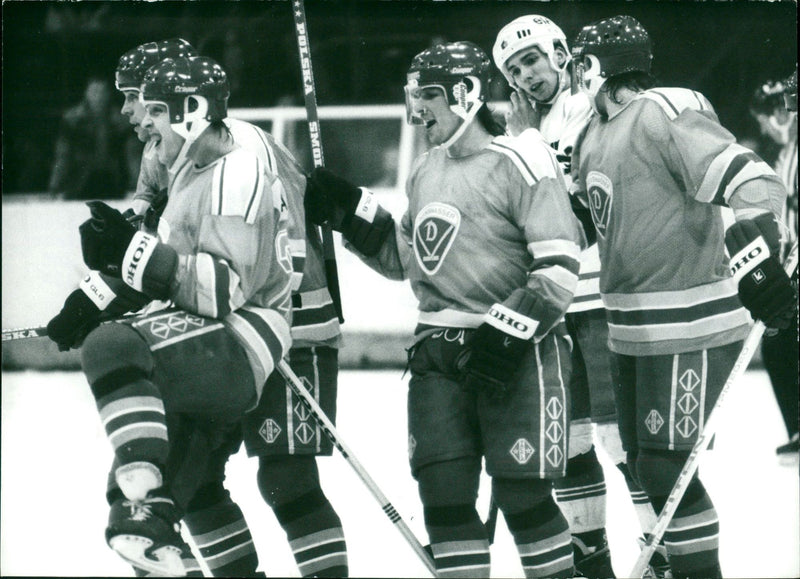 1990 HOCKEY GENERAL DYNAMO BERLIN AND WEIWASSER ENTS LAUSITZER UNEXPEC - Vintage Photograph