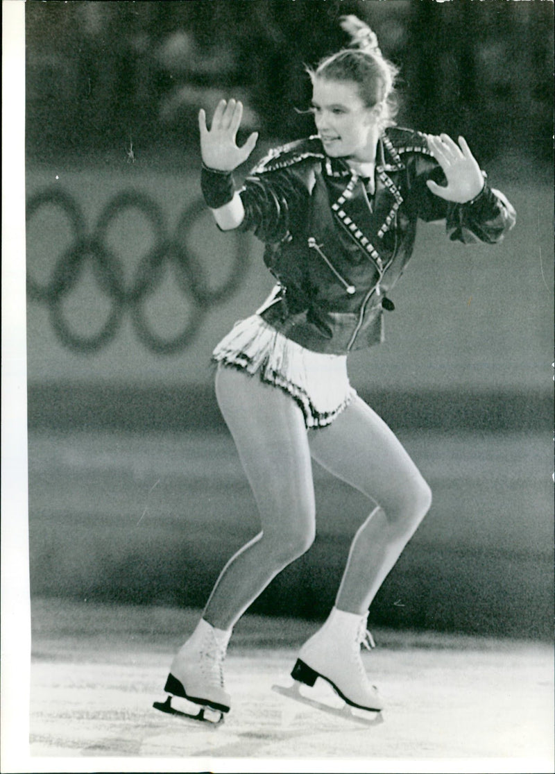 1988 DYMUNLA OLYMPIC LIT GRAND GALA FOUND FIGURE MUSIC CONTES QUEEN - Vintage Photograph