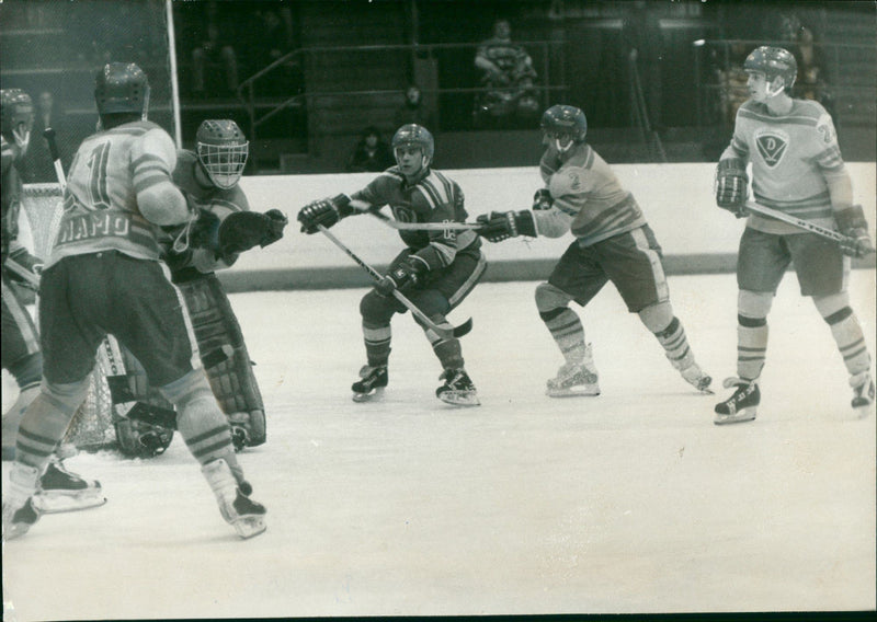 1983 GERMANY MAICTERSCHAFTEN BERLIN KILIAN ENG ICE HOCKEY LEISTE - Vintage Photograph