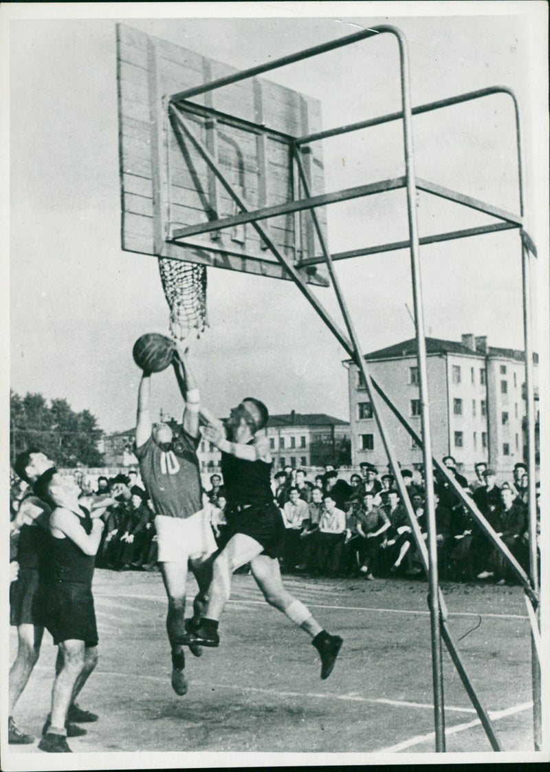 BASKETBALL GAME BETWEEN TANK CHELYABINSK AND DYNAMO NOVOS - Vintage Photograph