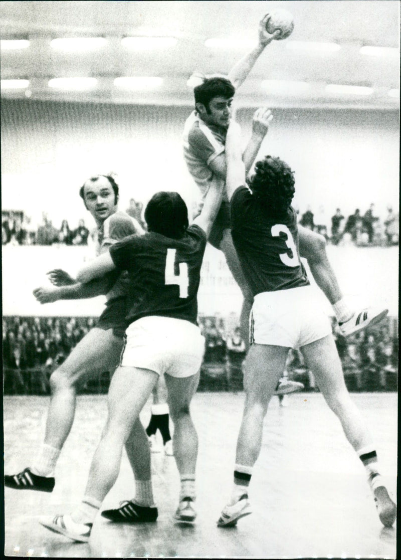 NUDE ARE PUBLISHED VEKTO COOPERATIVE BANK BASED FRANKFU - Vintage Photograph