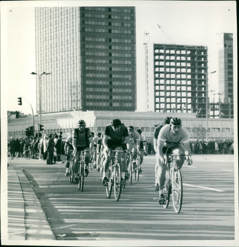 1971 CARBEITEN DRUD NUDE INJURE MAJ AUFNEHNO BAJ BELEGERE ACCOUNT SPARK BERLIN - Vintage Photograph