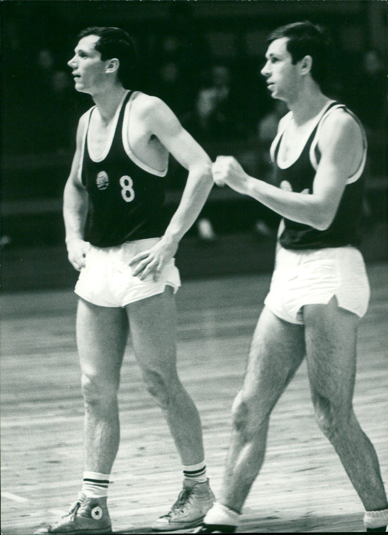 1968 BASKETBALL ULIG ALONE ALL SAALE VIOLET WAY TELESEAKER OSTCEC BEYER - Vintage Photograph