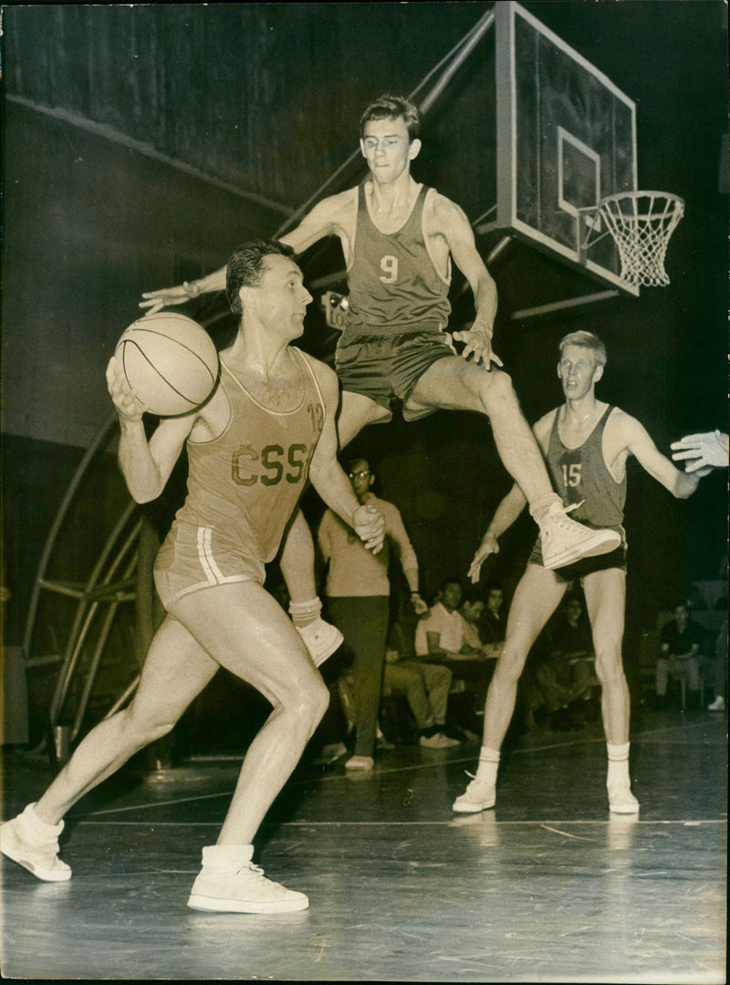1968 BASKETBALL CZECHOSLOVAKIA SWEDEN ACROBATICALLY JUMPING GOLD PRESS - Vintage Photograph