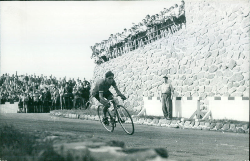 1958 BRADLEY BRUN SOL FRANCE FILM SEEN HIS - Vintage Photograph