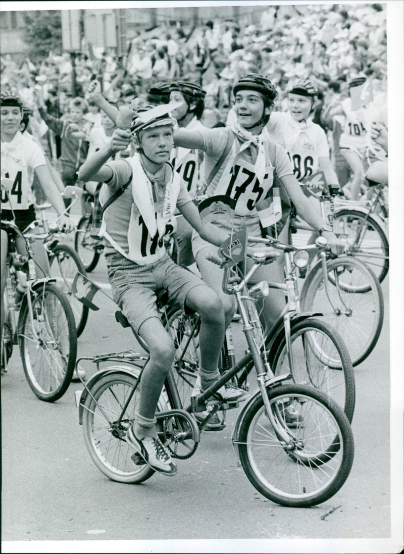 1988 PIONIERTRETLEN PIONIENTA EFFEN FOLO LEIPOLD FILM NUMBER PION - Vintage Photograph