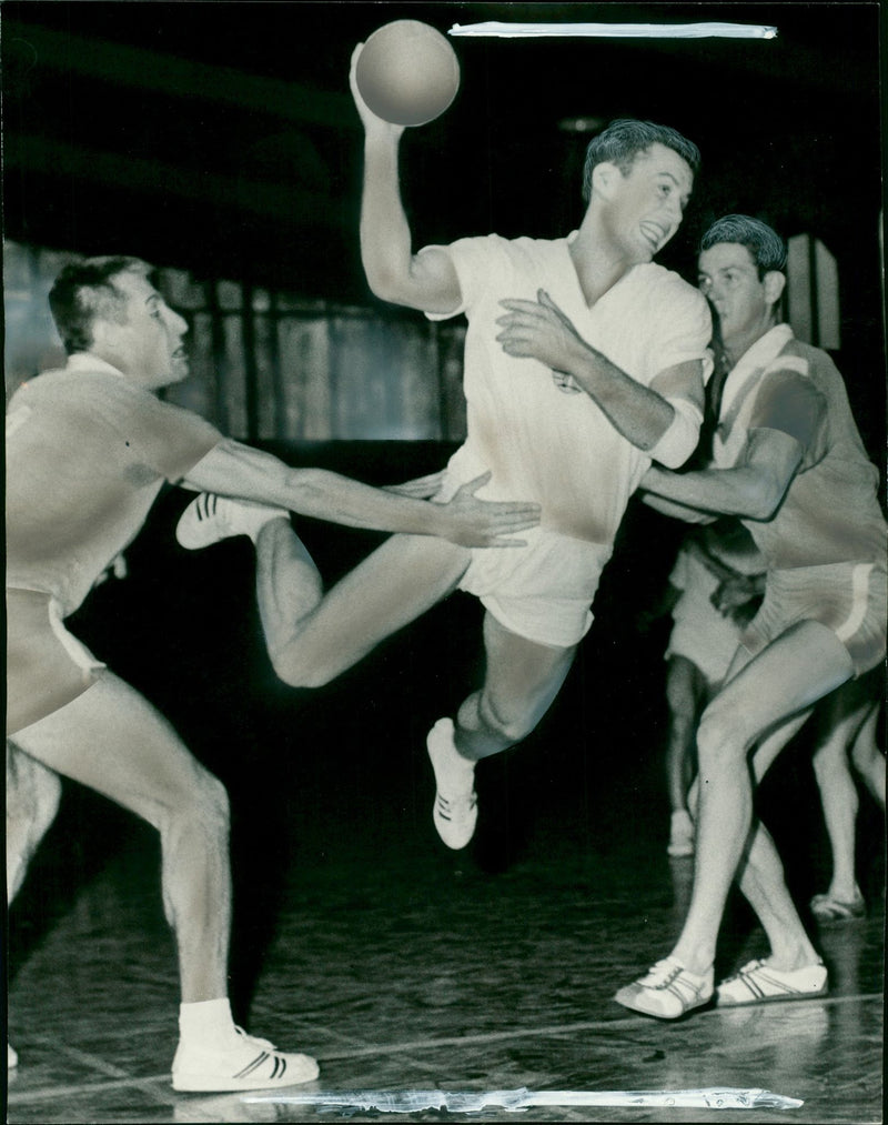 DRESDEN NATTOVAL MAMICITY LANG HOT AGAINST PANTS AND STANKE CLAN THROUGH - Vintage Photograph