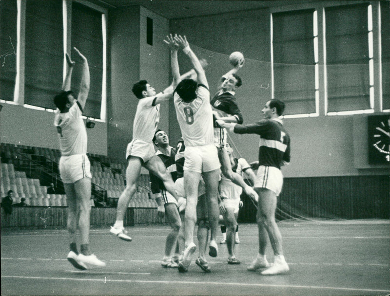 DYNAMO BERLIN MANUEWILT WISMUT ANE ZIM IMMER UMANN PETZOLD - Vintage Photograph