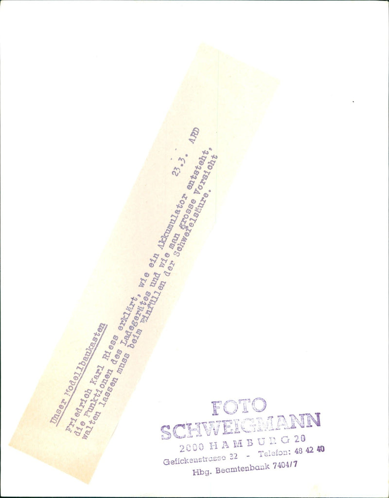 MODEL BURU KASSEN FRIEDRICH KARL RIESS EXPLAINS HOW - Vintage Photograph