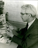 MODEL BURU KASSEN FRIEDRICH KARL RIESS EXPLAINS HOW - Vintage Photograph