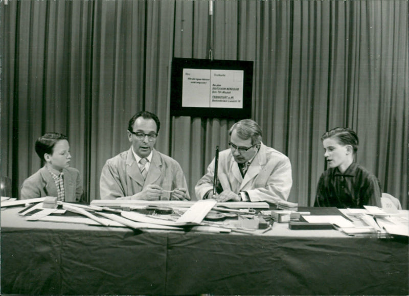 MODEL BUILDING TRIEDRICH KARL FLUCHEVOLE COPYRIGH HAMBU - Vintage Photograph