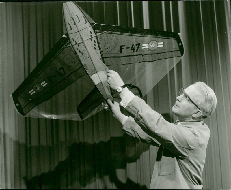 OUR MODEL KIT AVAILABLE GERMAN AND ENGLISH MODE - Vintage Photograph