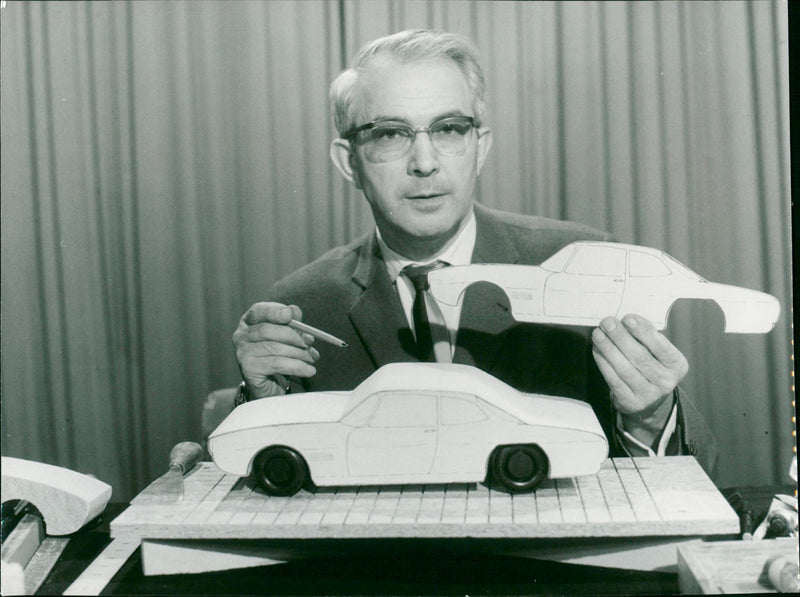 MODEL OUR HODOLL BUILDING KIT PRG AND NAPAST EPISODES HIS RELH - Vintage Photograph