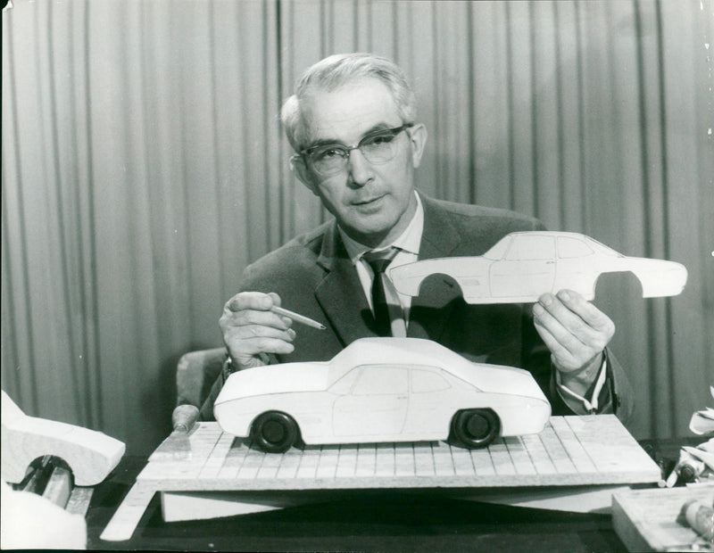 MODEL OUR LOGOLL BOX WOBOT AND QHSTAN FOLLOW - Vintage Photograph