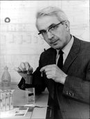 MODEL BURU CASES OUR LODELL BUILDER FRIEDRICH KARL RIESS HAS OPERATE - Vintage Photograph