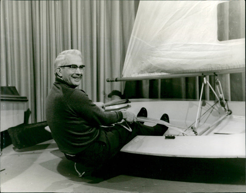 MODEL BURU CHECKOUTS BUILD SAILBOAT MADE RESIN TOTAL EPISODES - Vintage Photograph