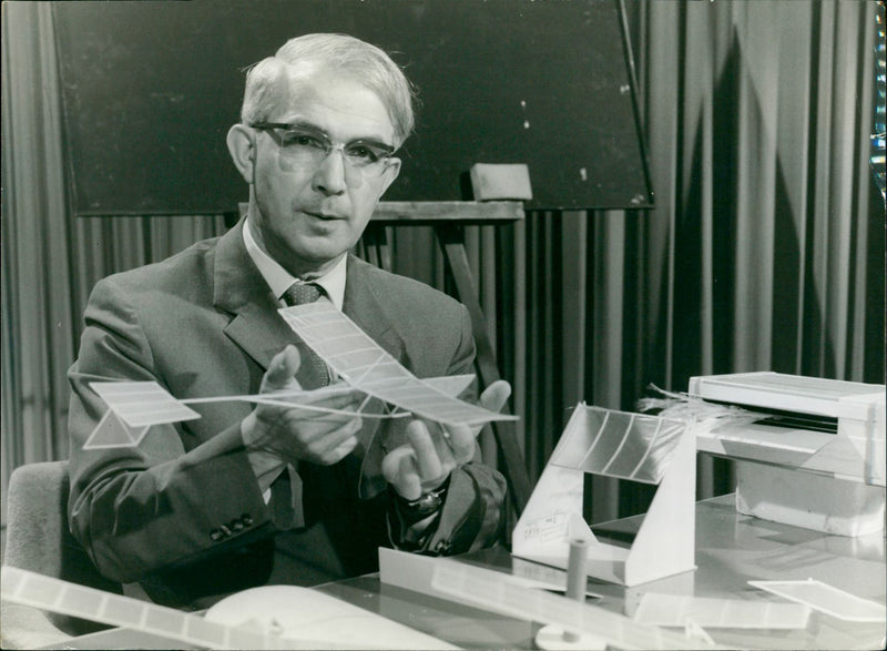 MODEL BURU TILLS HODELLLUZEUGE CAN ONLY USED CLOSED SPACES EGEN BEC - Vintage Photograph