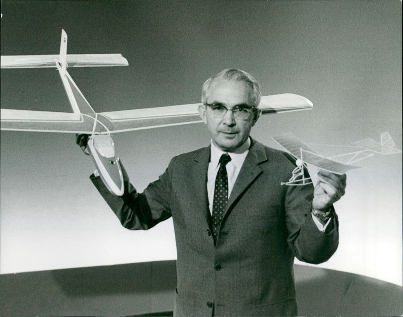 BURU TILLS OUR MODEL KIT BASE SERVICE KARL RIES TOPIC CONSTRUCTIO - Vintage Photograph