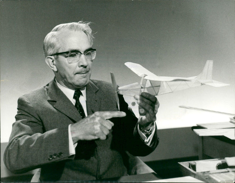 MOES MODEL BUILDING CASKS FRIEDRICH KARL RIES MAKES THI - Vintage Photograph