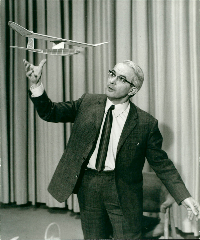 MOES MODEL BUILDING CASKS FRIEDRICH KARL RIES MAKES THI - Vintage Photograph