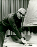 1995 MOES MODEL BUILDING CASKS FRIEDRICH KARL RIES SHOWS HOW - Vintage Photograph