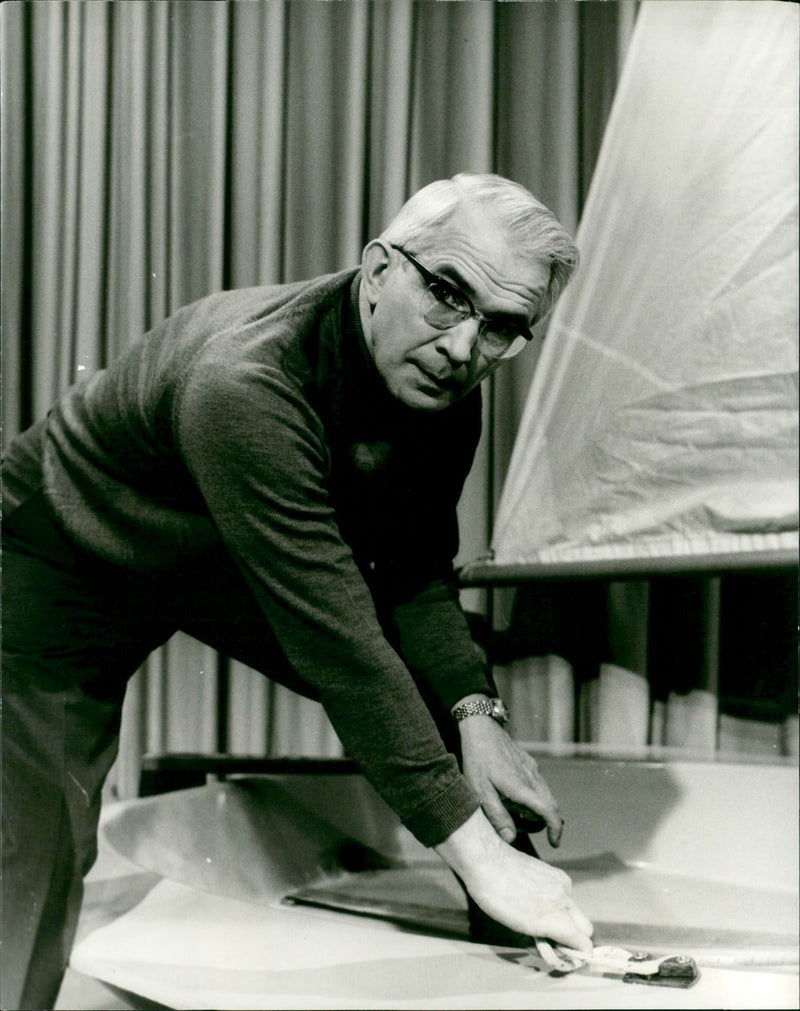 1995 MOES MODEL BUILDING CASKS FRIEDRICH KARL RIES SHOWS HOW - Vintage Photograph