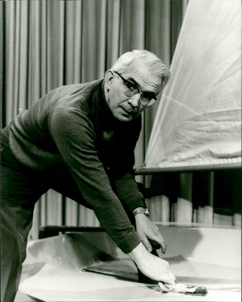 MOES MODEL BUILDING CASKS HOW MAKE YOURSELF SMALL - Vintage Photograph