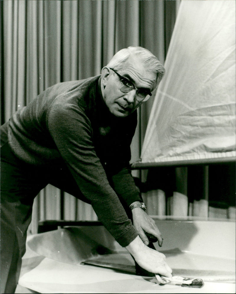 MOES MODEL BUILDING CASKS FRIEDRICH KARL RIES SHOWS HOW MAKE YOURSELF - Vintage Photograph