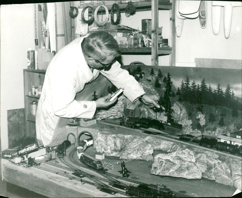 MOES MODEL BUILDING CASKS MURVE HODELLA VABALY TERE LES THELE SADDLES - Vintage Photograph